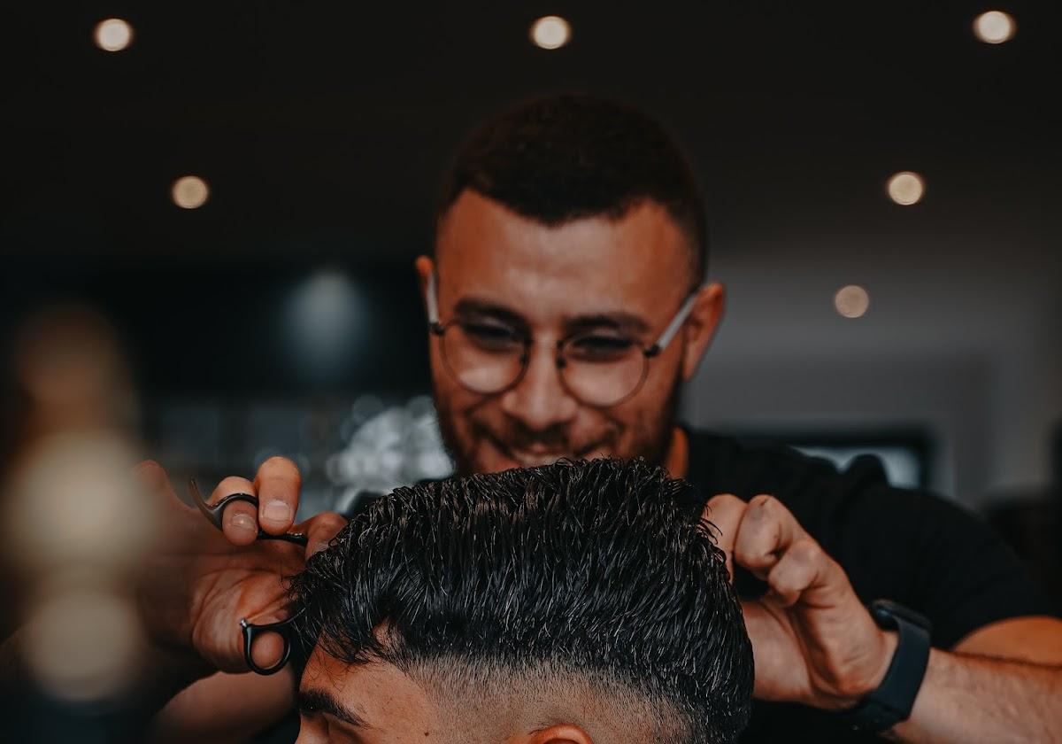 Abdul Warak beim Arbeiten in seinem Barbershop in der Mainzer Neustadt