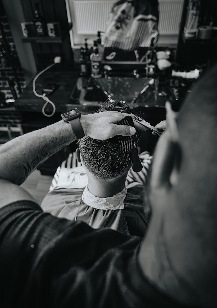 Mid Fade Haarschnitt aus der Vogelperspektive — Warak Barber Shop
